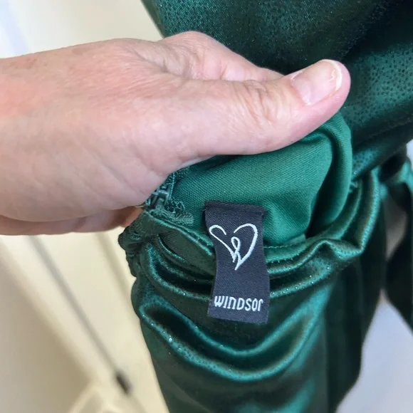 Beautiful Emerald green Prom dress. Worn one time. For reference model is 6 ft. - Picture 5 of 8